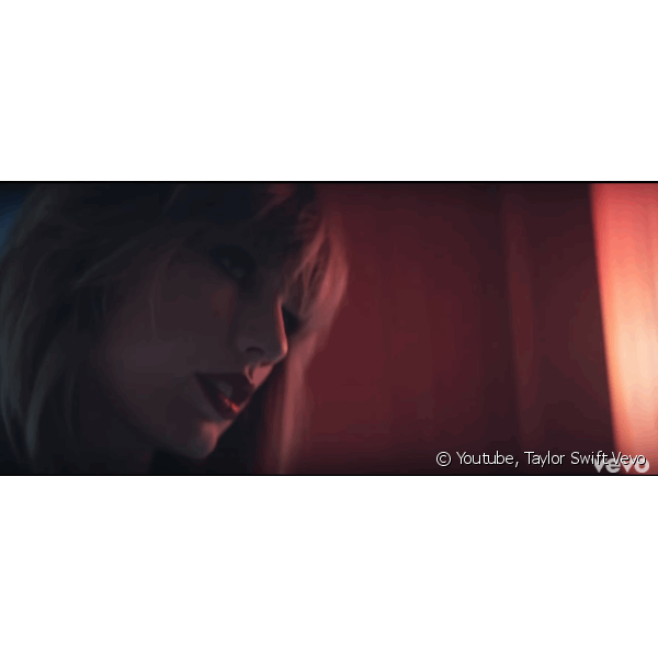 Além de deixar os lábios de Taylor bem destacados, o batom vermelho também combinou com as luzes usadas no clipe (Foto: Taylor Swift Vevo)